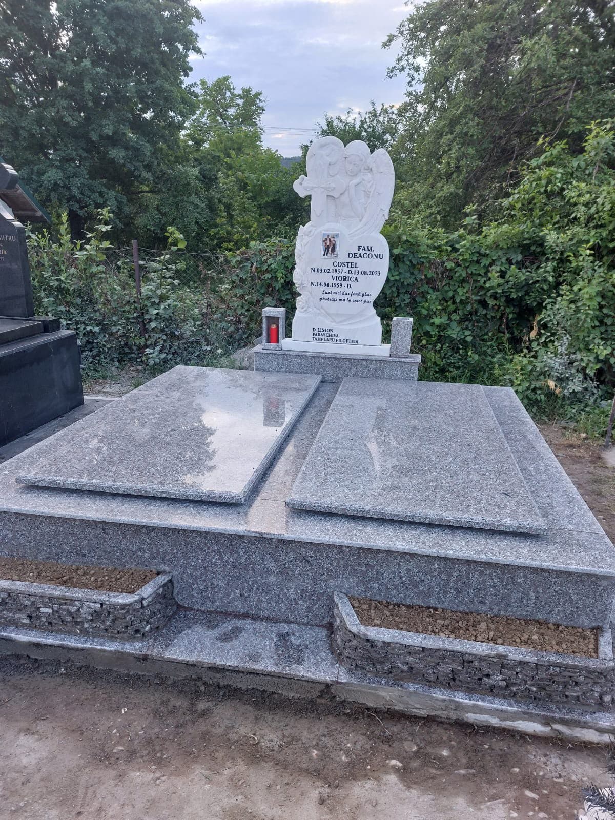 Cavou dublu din granit cu sculptură de înger și capace lustruite