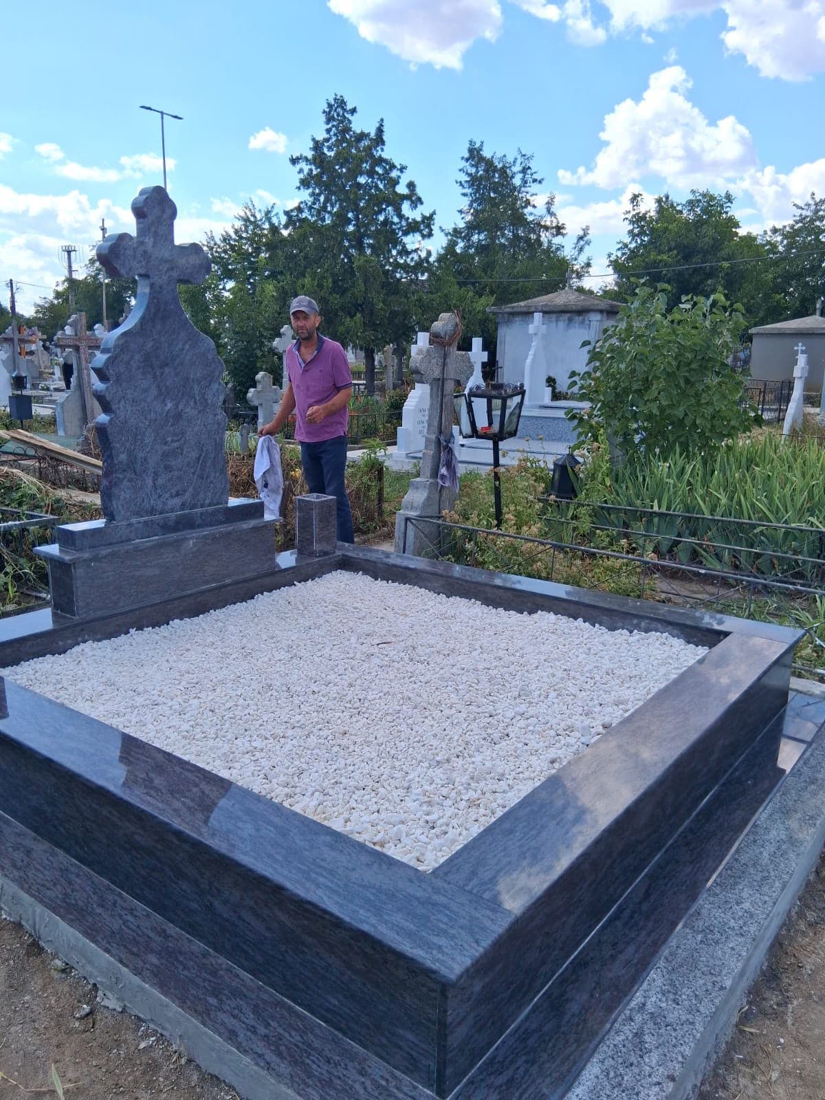 Cavou finalizat cu bordură din granit gri și pietriș alb montat de echipa noastră