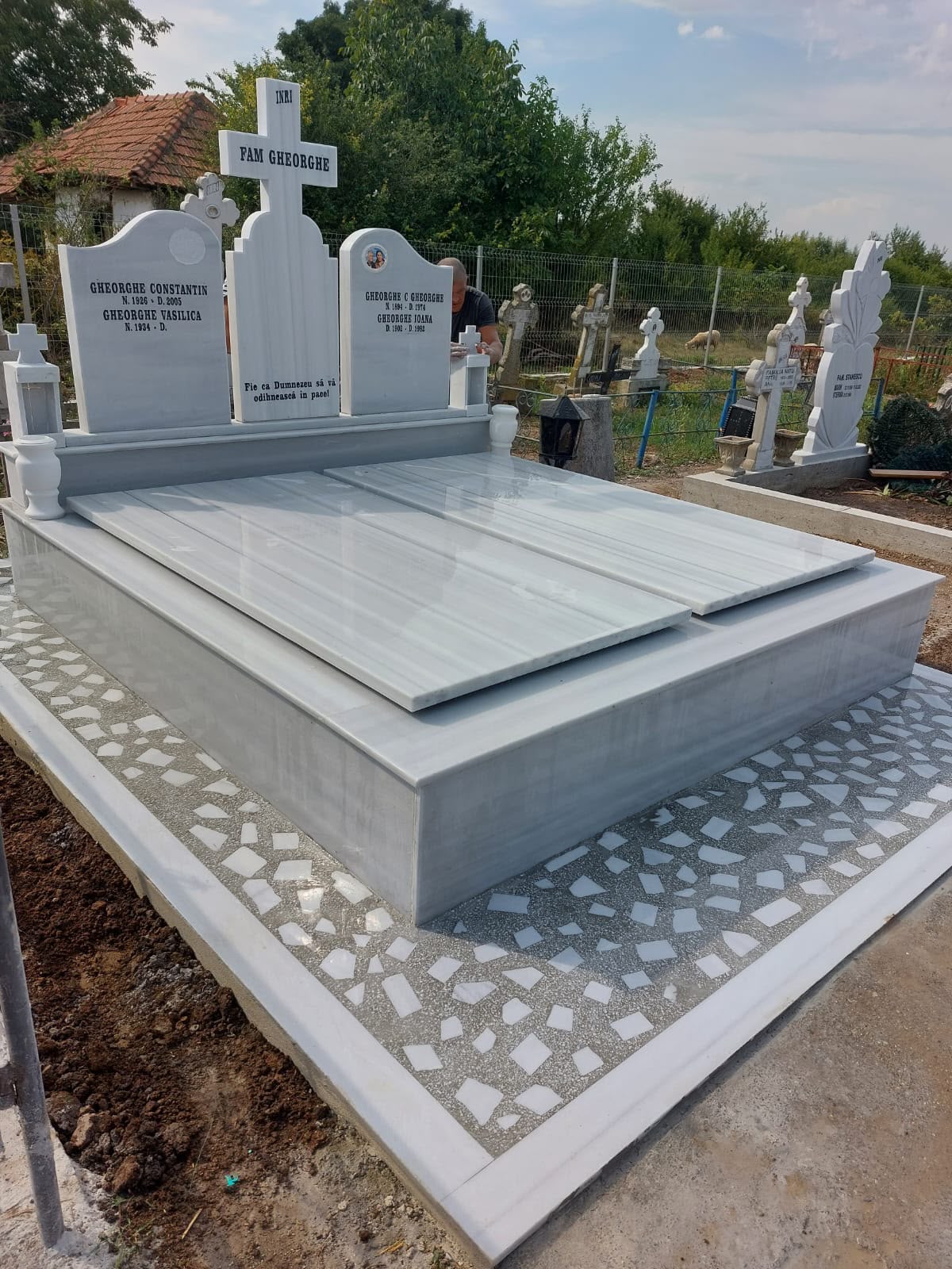 Monumente Funerare